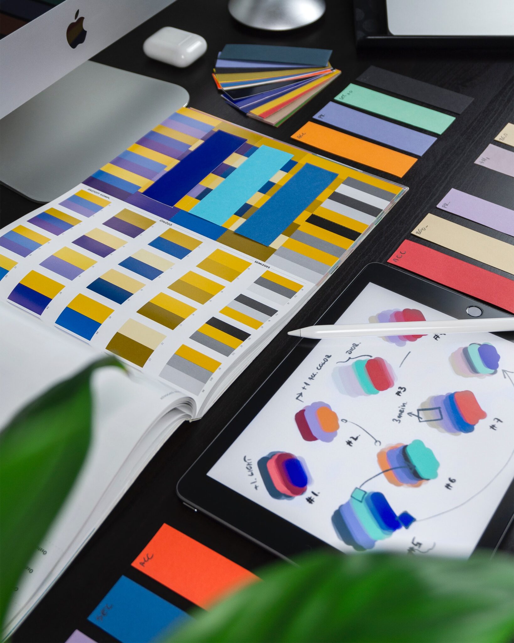 Equipo de diseño gráfico trabajando